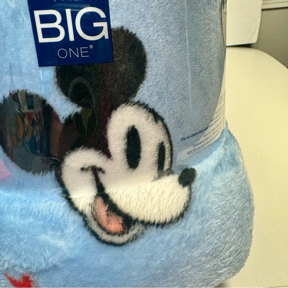 NWT. Disney's Oversized Supersoft Printed Plush Throw. Independence Day theme - Picture 6 of 9